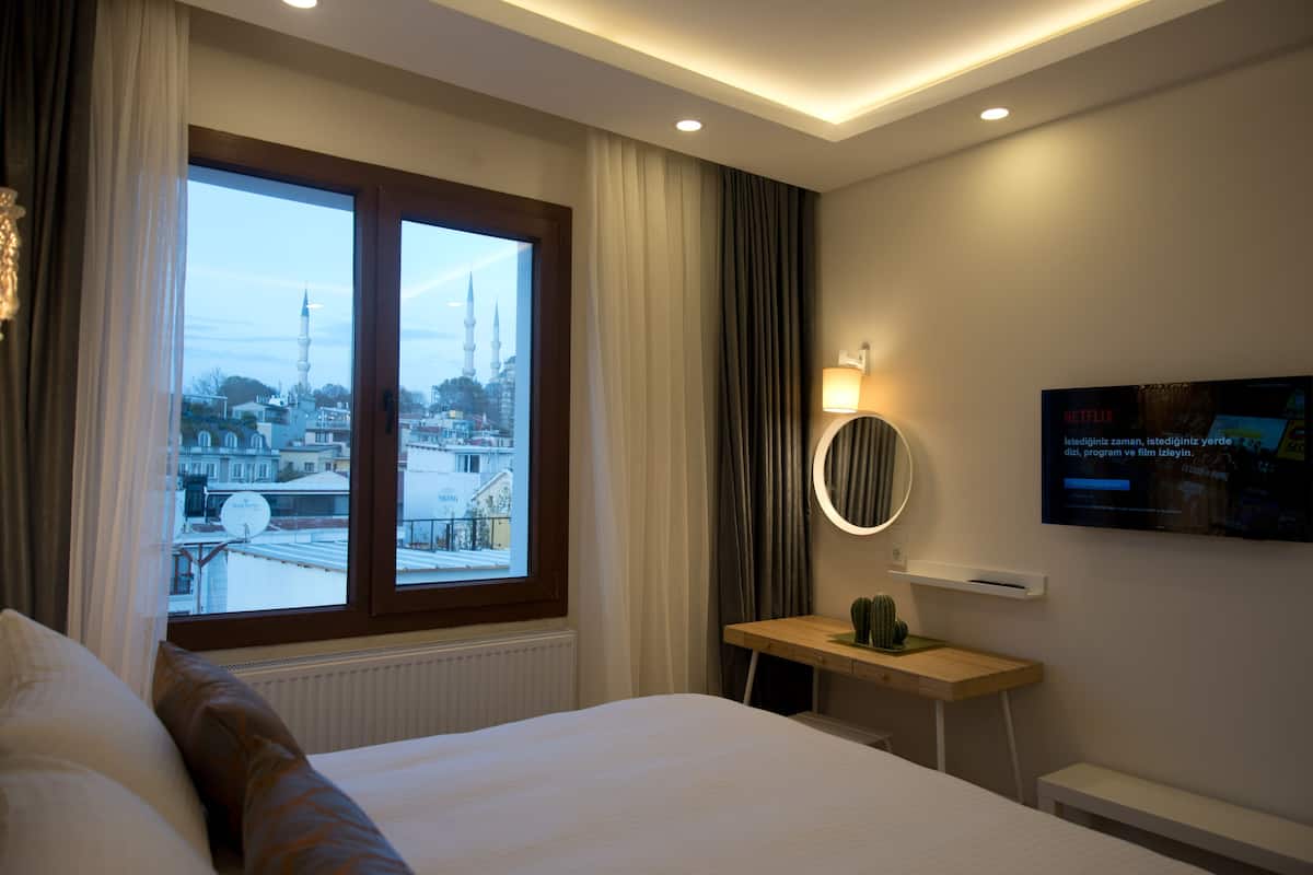 City Suite | Minibar, in-room safe, iron/ironing board, free WiFi