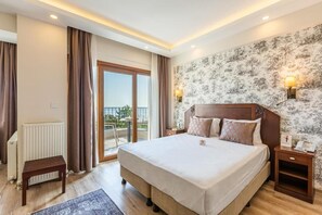 Chambre Triple Confort, balcon, vue mer | Coffres-forts dans les chambres, fer et planche à repasser