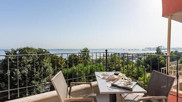 Habitación triple Confort, balcón, vista al mar | Vista desde la habitación