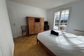 3 bedrooms, iron/ironing board, travel cot, free WiFi - Peaceful house with jacuzzi, large garden and Breton charm (Crach)