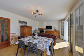 Dining - Peaceful house with jacuzzi, large garden and Breton charm (Crach)