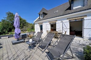 Outdoor dining - Peaceful house with jacuzzi, large garden and Breton charm (Crach)
