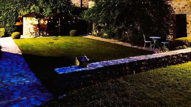 A courtyard with a stone pathway, a small water feature, and outdoor seating. - Chez Cilia Bed and Breakfast - Garden, Parking | Parc Astérix, Senlis, Chantilly (Fresnoy-le-Luat)
