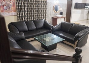 TV, books - The Savera Homes 3-bedroom villa in welcoming Jaipur perfect for relaxing stays (Jaipur)