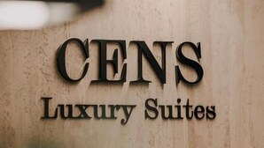 Señal para CENS Luxury Suites.
