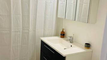 Apartment, Multiple Bedrooms, Balcony | Bathroom