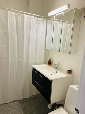 Appartement, meerdere slaapkamers, balkon | Badkamer