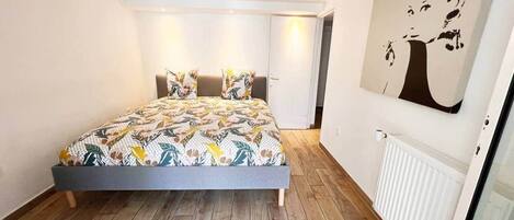 Tabla de planchar con plancha, wifi y ropa de cama