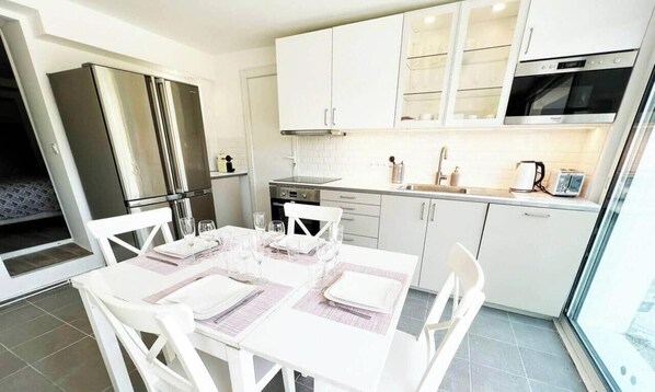 Réfrigérateur, micro-ondes, four, lave-vaisselle