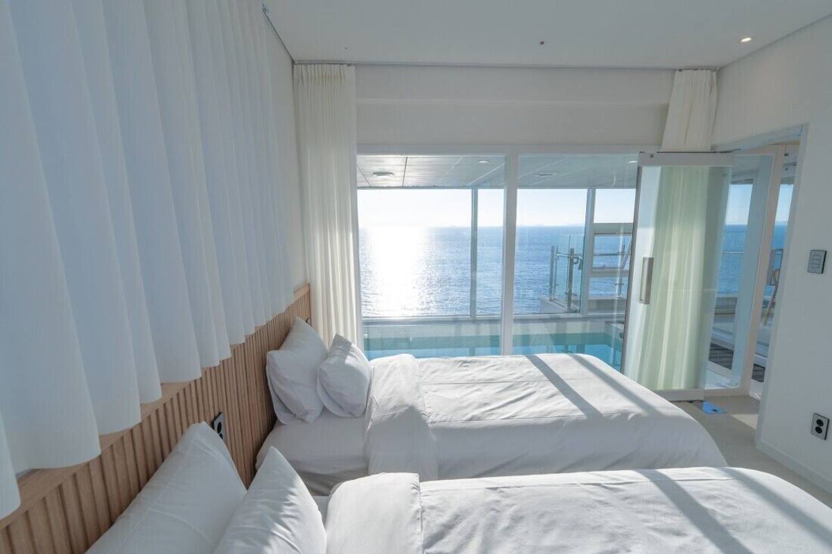 Suite, Sea View