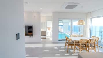 Suite, Sea View | Dining