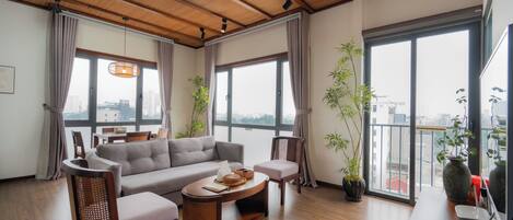 Luxury-Einzelzimmer, 1 Schlafzimmer, Nichtraucher, Stadtblick | Schreibtisch, laptopgeeigneter Arbeitsplatz, Bügeleisen/Bügelbrett