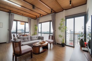 Free minibar, desk, laptop workspace, iron/ironing board - Sakamoto 2 Apartments by XÔI Residences (Giang Vo)