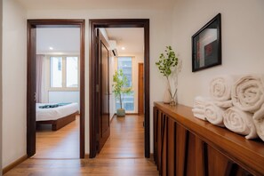 Appartement Familial, 3 chambres, balcon, vue ville | Bureau, espace de travail pour ordinateur portable