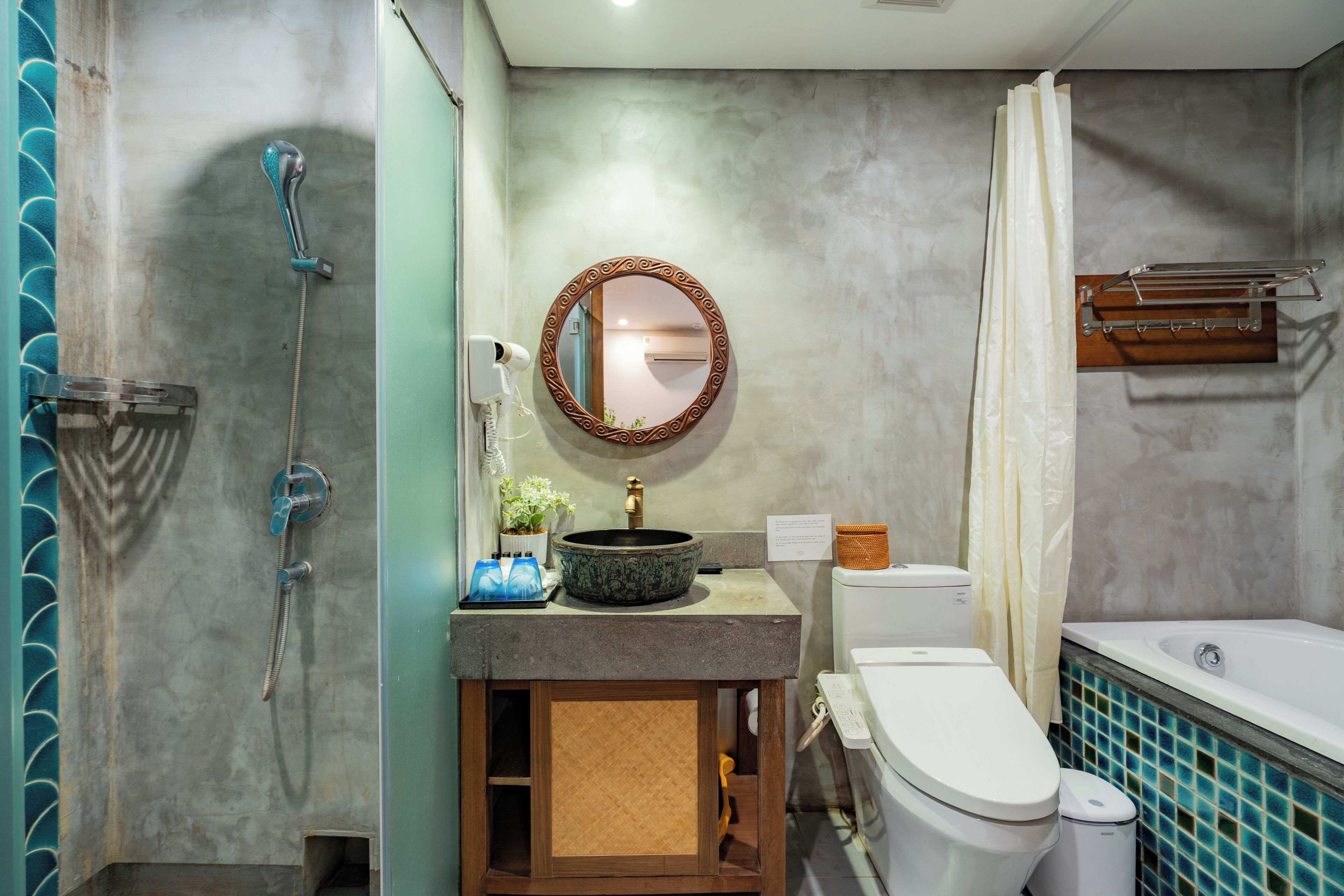 Een badkamer met een douche, wastafel, toilet en bad.