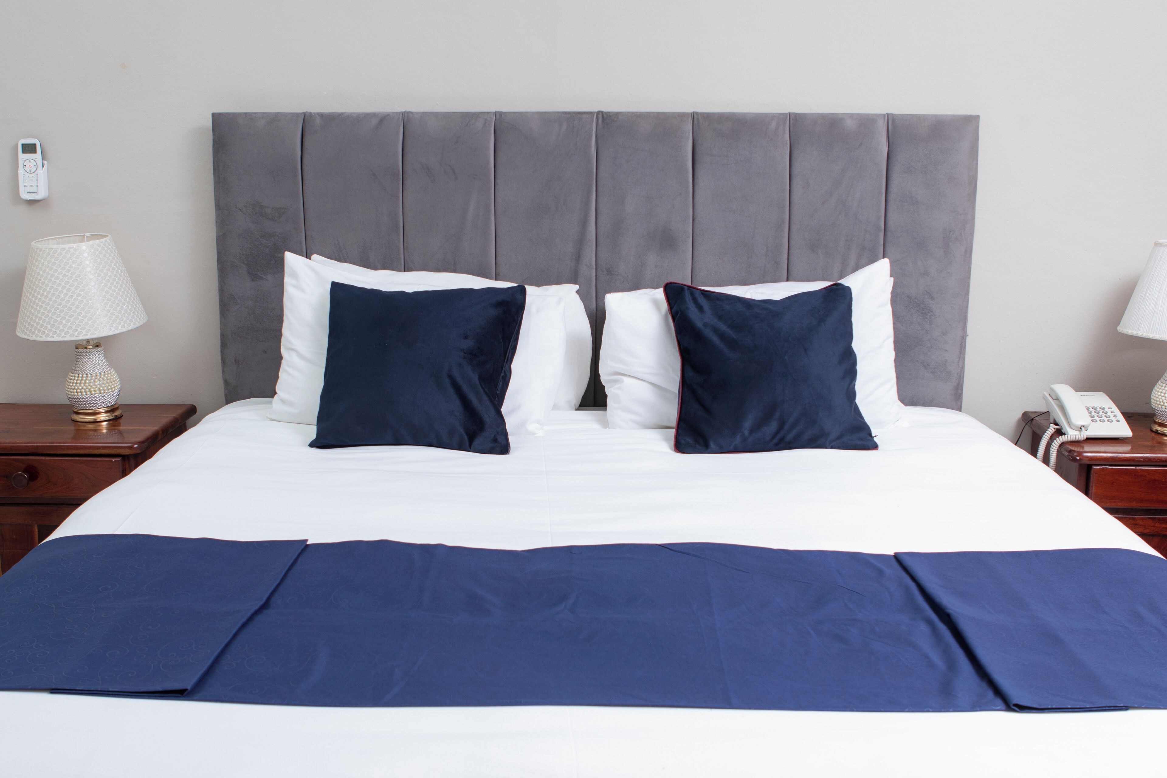 Kamar Double Standar | Meja kerja, ruang kerja ramah laptop, dan tirai kedap cahaya