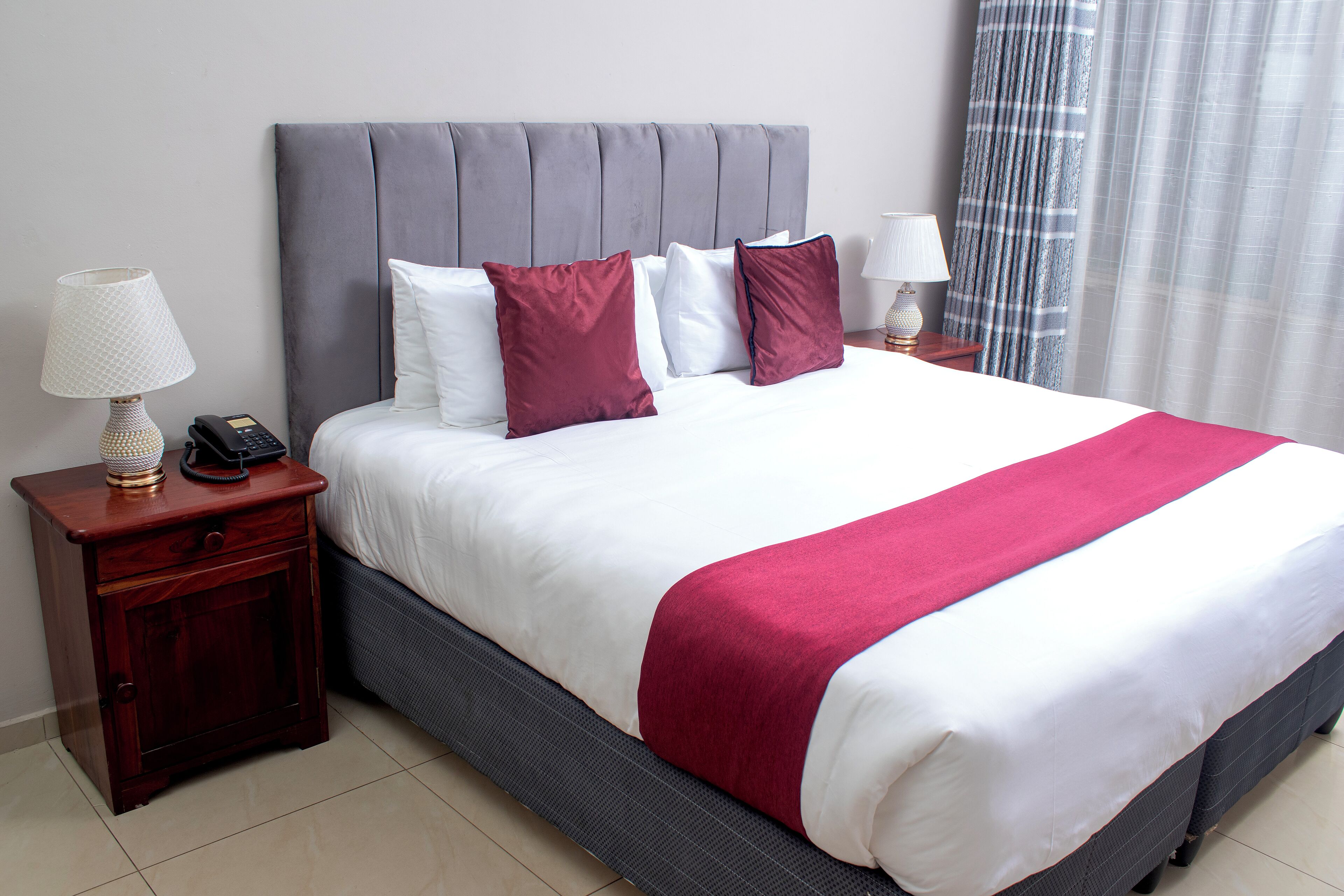 Kamar Single | Meja kerja, ruang kerja ramah laptop, dan tirai kedap cahaya