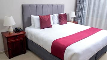 Kamar Single | Meja kerja, ruang kerja ramah laptop, dan tirai kedap cahaya