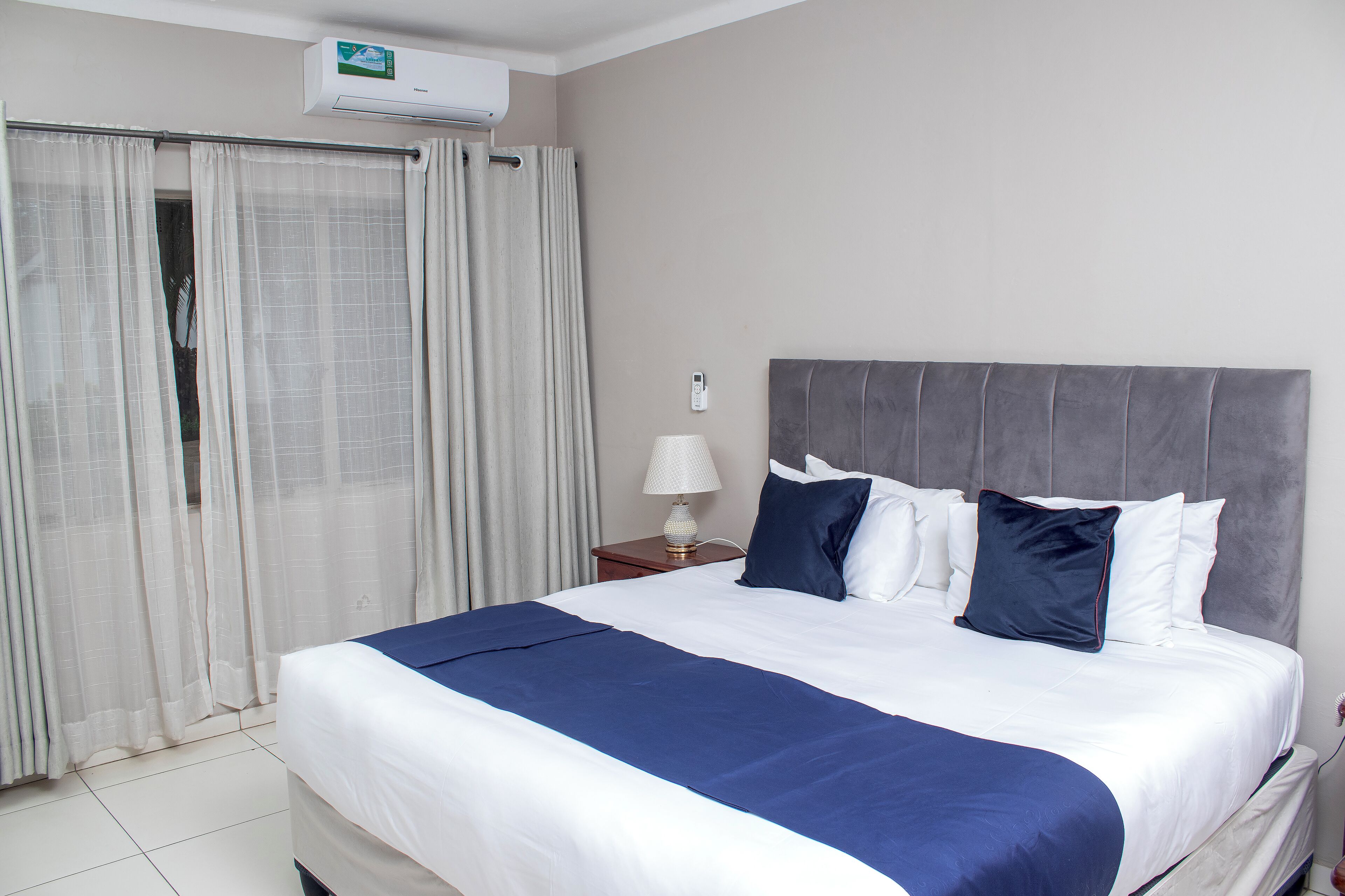 Kamar Double Standar | Meja kerja, ruang kerja ramah laptop, dan tirai kedap cahaya