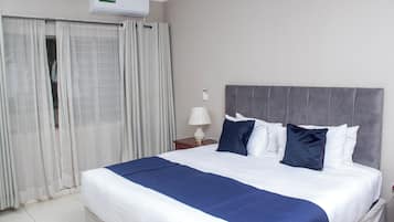 Kamar Double Standar | Meja kerja, ruang kerja ramah laptop, dan tirai kedap cahaya