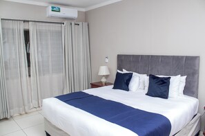 Phòng đôi Tiêu chuẩn | Bàn, khu vực làm việc phù hợp cho laptop, màn/rèm cản sáng 