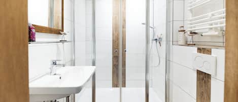Séchoir à cheveux, papier de toilette