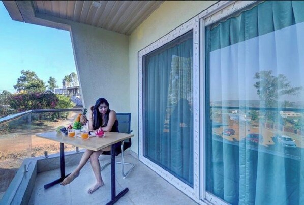 Double Room | Outdoor dining - Hotel Green County (Bhilar)