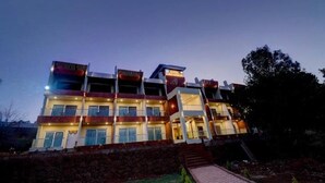 Un hôtel à plusieurs étages doté de balcons et d’une façade en pierre.