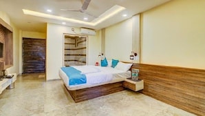 Une chambre à coucher moderne avec un lit, une table de chevet et un ventilateur de plafond.
