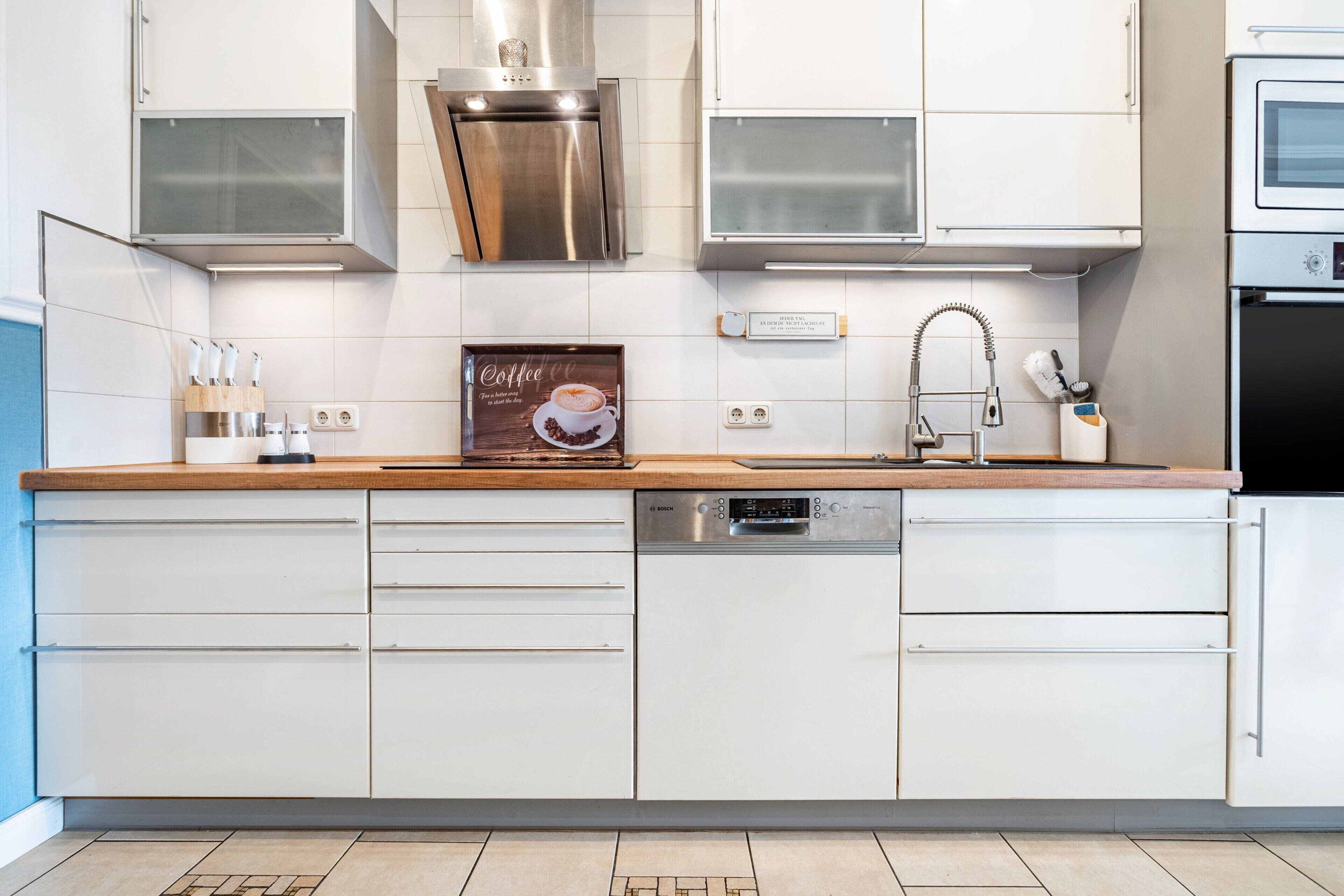 Wasserkocher mit Kaffee-/Teezubehör, Kühlschrank, Mikrowelle, Ofen