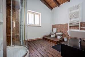 Shower, hair dryer, towels - Oasi Mediterranea La Campidanese – Superior Deluxe Suite (Quartucciu)