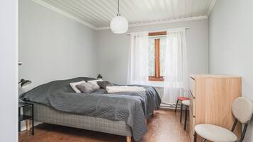 Iron/ironing board, WiFi, bed sheets