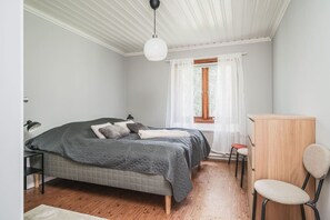 Tabla de planchar con plancha, wifi y ropa de cama 