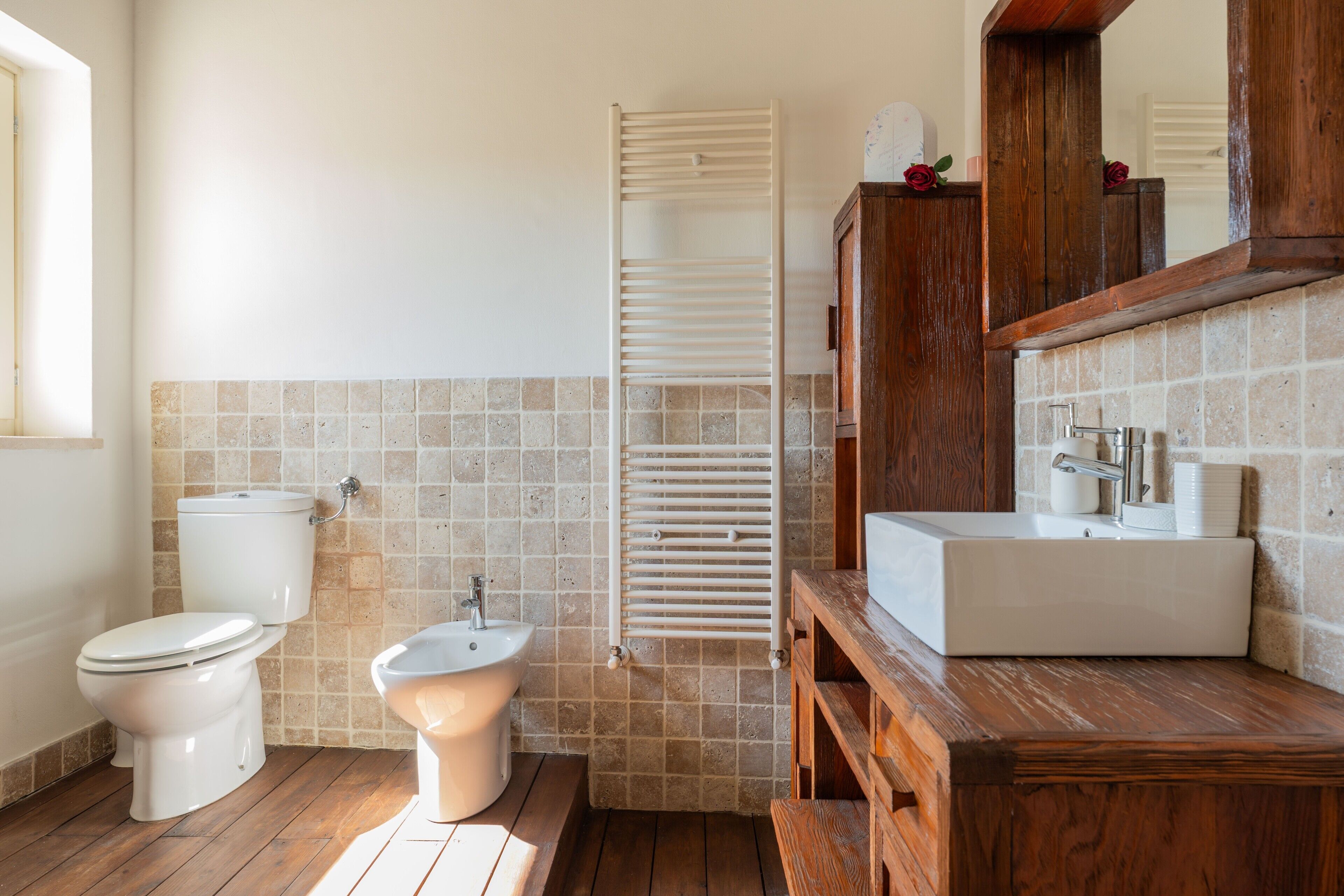 Un bagno con toilette, bidet e lavandino.