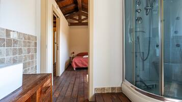 Dusche, Haartrockner, Handtücher