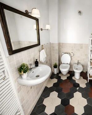 Een douche, een haardroger, handdoeken