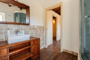 Dusch, hårtork och handdukar