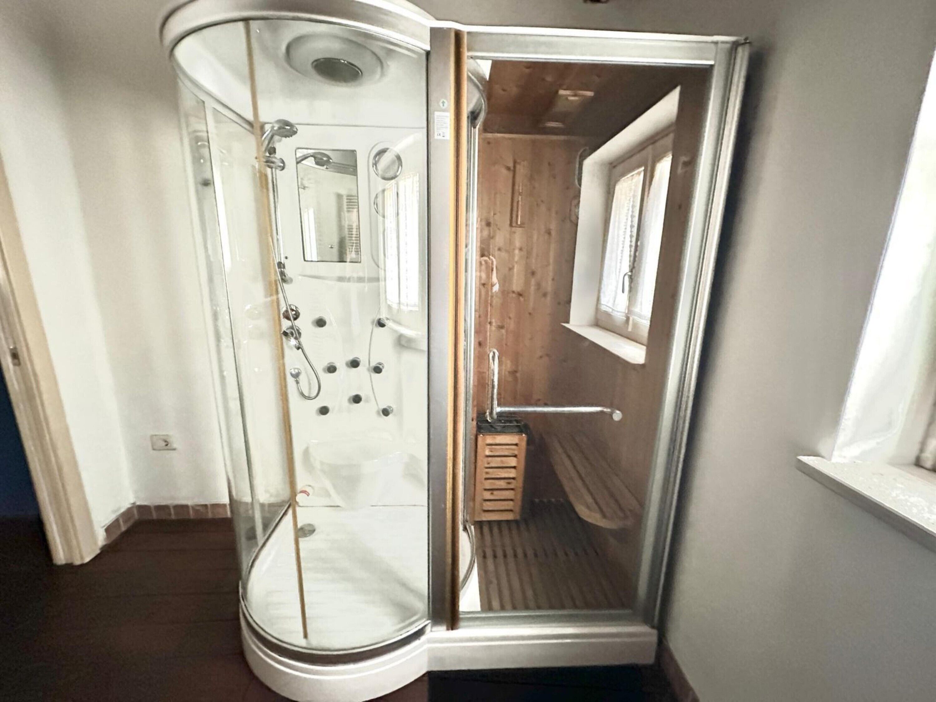 Regadera, secadora de cabello, toallas 