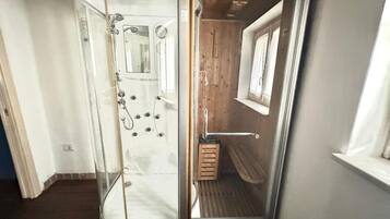 Regadera, secadora de cabello, toallas