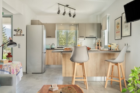 Kühlschrank, Mikrowelle, Ofen, Herdplatte. Apartment 'Rose Garden Home' mit Balkon, WLAN und Klimaanlage
