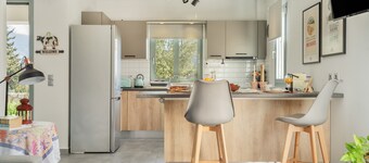 Rose Garden Home Apartment with Balcony, Wi-Fi, and Air Conditioning