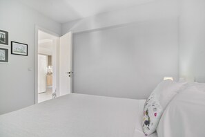 Iron/ironing board, WiFi