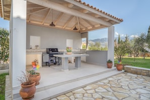 Terrace/patio - Rose Garden Home Apartment with Balcony, Wi-Fi, and Air Conditioning (Metaxáta)