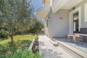Terrace/patio - Rose Garden Home Apartment with Balcony, Wi-Fi, and Air Conditioning (Metaxáta)