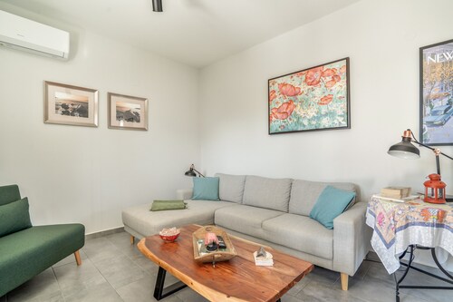 Rose Garden Home Apartment with Balcony, Wi-Fi, and Air Conditioning