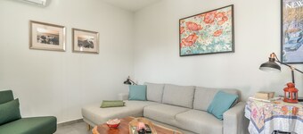 Rose Garden Home Apartment with Balcony, Wi-Fi, and Air Conditioning