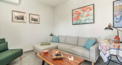 Rose Garden Home Apartment with Balcony, Wi-Fi, and Air Conditioning