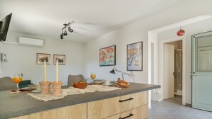 Una cocina moderna con encimera, armarios y un área de comedor.