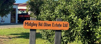 Studio in amongst olive trees and Macadamia trees Wake up to birds singing