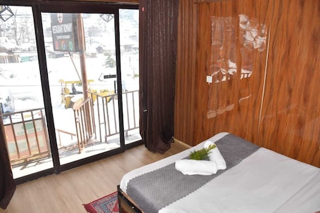 Family Room | Free WiFi. Hotel Rosh Villa